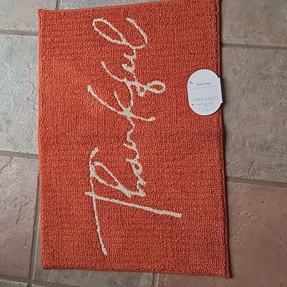 New with tags! Threshold Thankful Bath Mat in Rich Rust 17 x 24